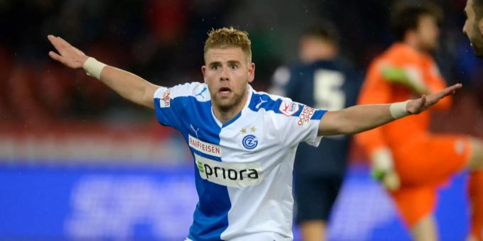 Yoric Ravet kehrt zurück zu den Grasshoppers und startet gleich mit einem Derby. Der Franzose hat gute Erinnerungen an sein letztes Spiel gegen den FCZ. Yoric Ravet feiert im GC-Dress einen Treffer.