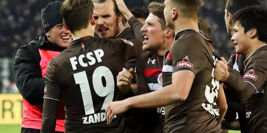 Der FC St. Pauli setzte sich dank Alex Meier (3.v.l.) in letzter Minute gegen den 1. FC Union Berlin durch. Foto: Christian Charisius