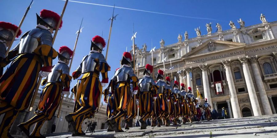 Schweizer Gardisten vor dem Vatikan.
