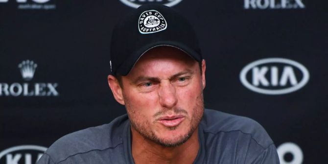 Lleyton Hewitt an einer Pressekonferenz.