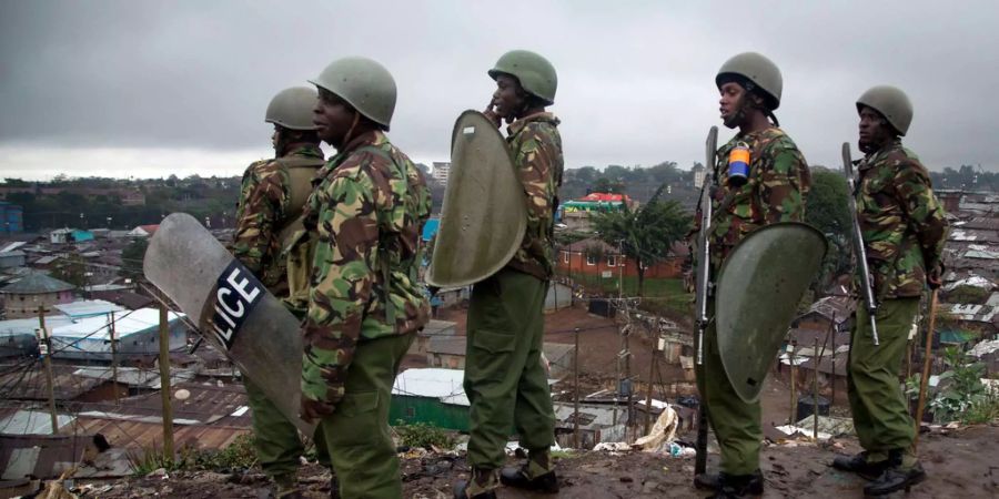 Bei der Wahl in Kenia stossen Polizei und Demonstranten aufeinander,