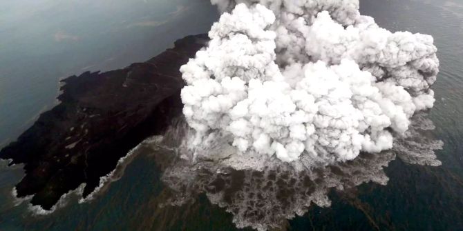 Die Eruption des Anak Krakatoa in Indonesien.