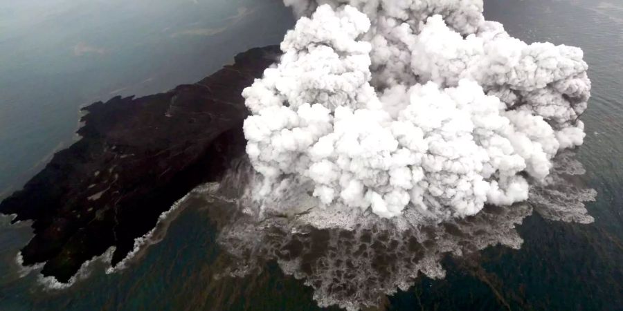 Die Eruption des Anak Krakatoa in Indonesien.