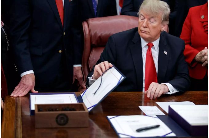 Trump erwägt es, den Fed-Chef Jerome Powell zu entlassen. US President Donald J. Trump signs 2 criminal justice reform bills into law.