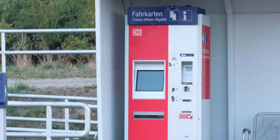 Ein Billettautomat an einem S-Bahnhaltepunkt.