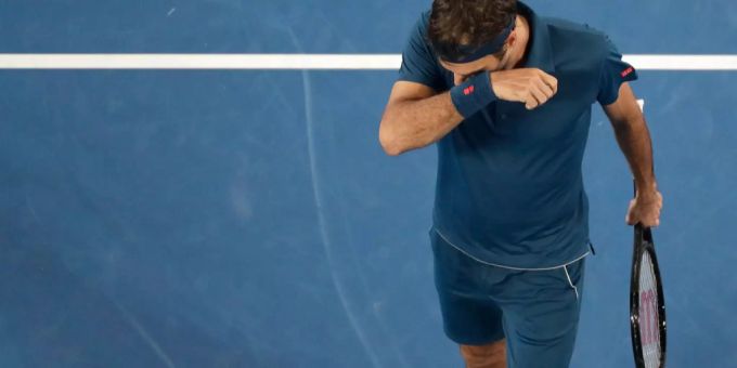 Roger Federer scheidet gegen Stefanos Tsitsipas Roger Federer wischt sich den Schweiss aus dem Gesicht