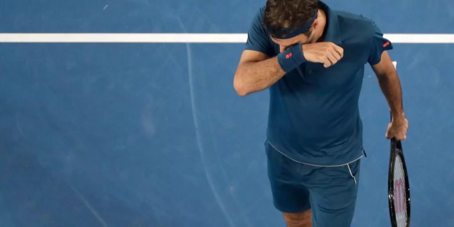 Roger Federer wischt sich den Schweiss aus dem Gesicht