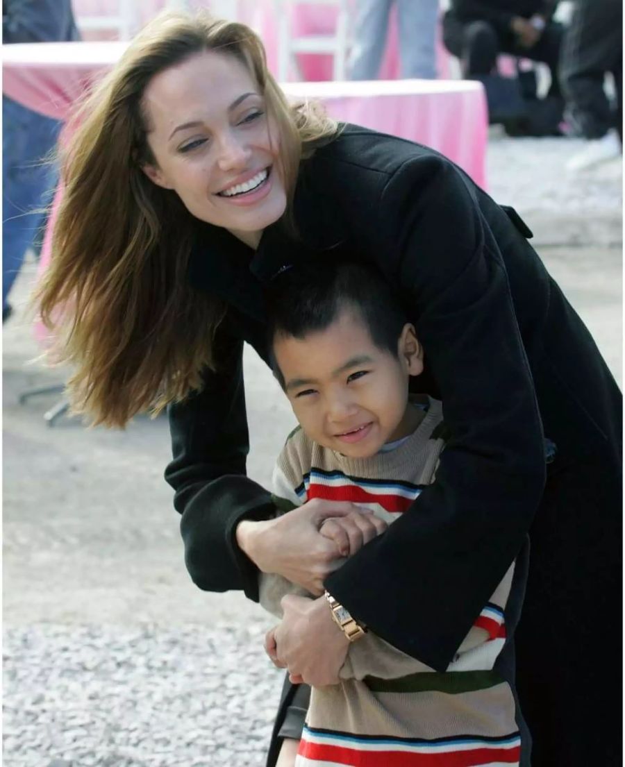 Ein Foto aus glücklichen Tagen: Angelina Jolie kuschelt 2007 mit ihrem Sohn Maddox.