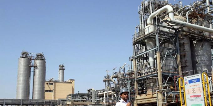 Die Ölpreise haben sich kaum verändert (Symbolbild). Ein petrochemischer Komplex im Iran.