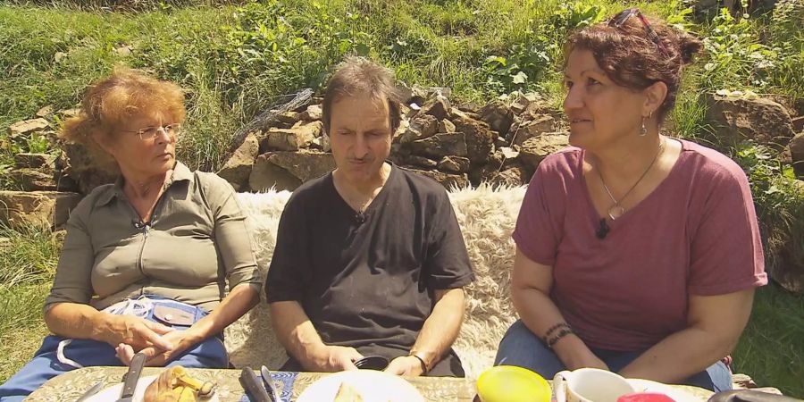 Dicke Luft beim Frühstück: Bauer André mit Marlies (l.) und Heike.