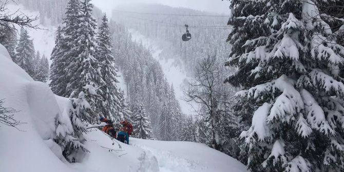 Eine Liftgondel im Schneegestöber.