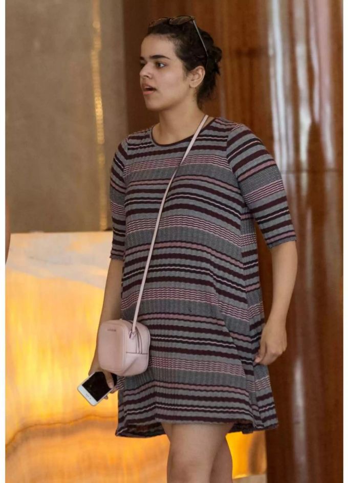 Rahaf Mohammed el-Kunun hält ein Handy in der Hand. Rahaf Mohammed el-Kunun hält ein Handy in der Hand.