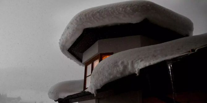 Ein schneebepacktes Dach in Österreich.