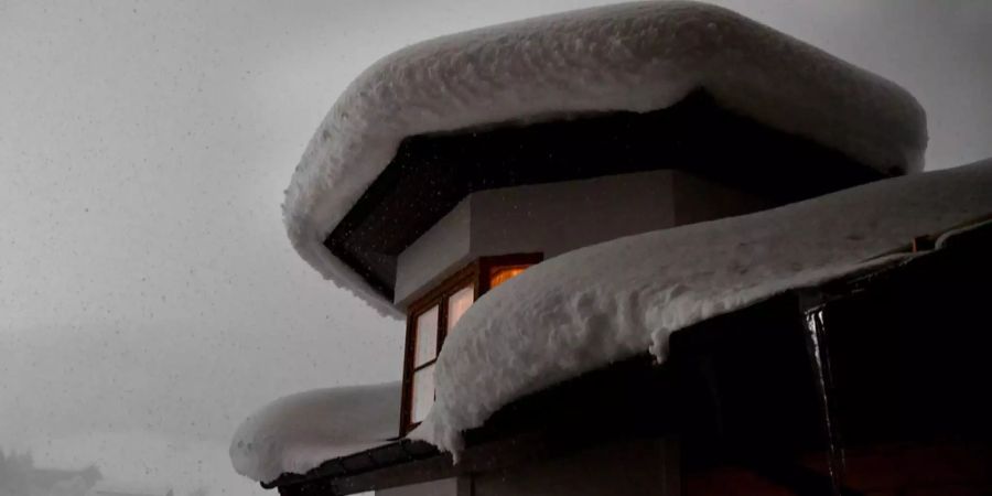 Ein schneebepacktes Dach in Österreich.