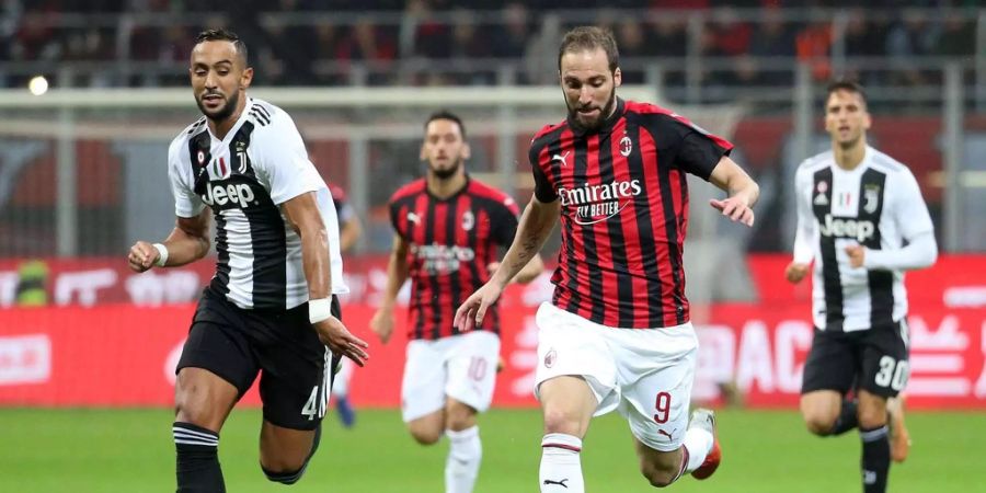 Mehdi Benatia kämpft mit Gonzalo Higuain um den Ball