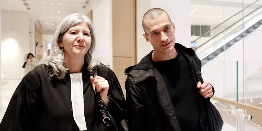 Performance-Künstler Pjotr Pawlenski und seine Anwältin Minkov.