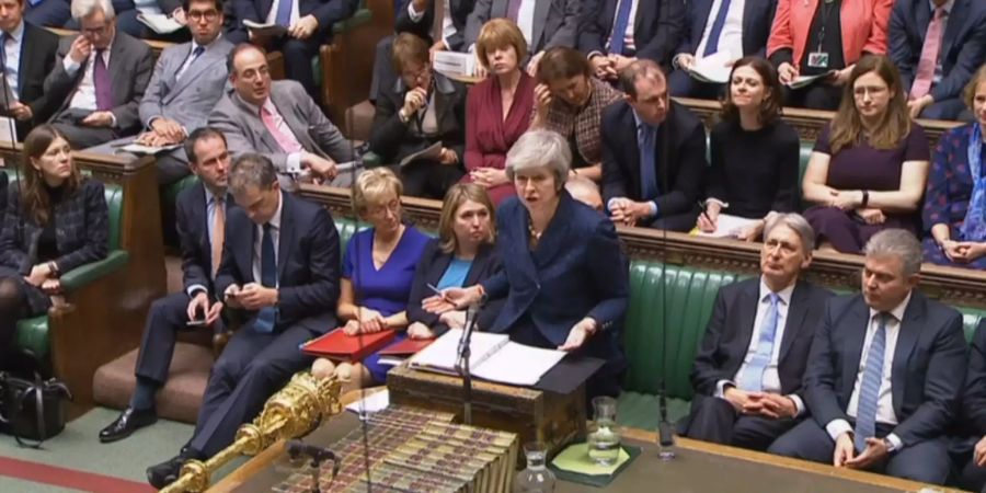 Premier Theresa May (M), spricht im britischen Parlament.