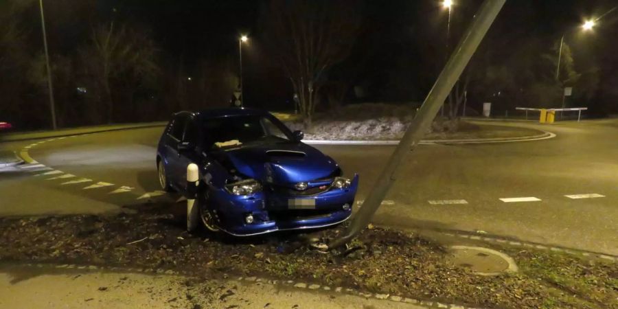 Bei dem Aufprall mit einer Strassenlampe entstand ein Sachschaden von rund 20'000 Franken.