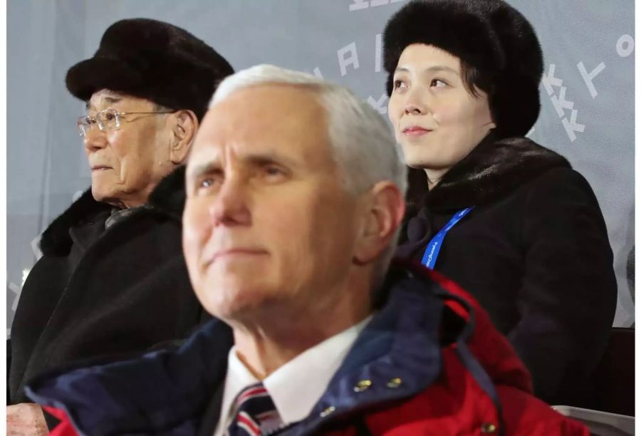 Die USA mit Vizepräsident Mike Pence (im Vordergrund) gehen auf Distanz. Im Hintergrund Kim Yo Jong, Schwester von Machthaber Kim.