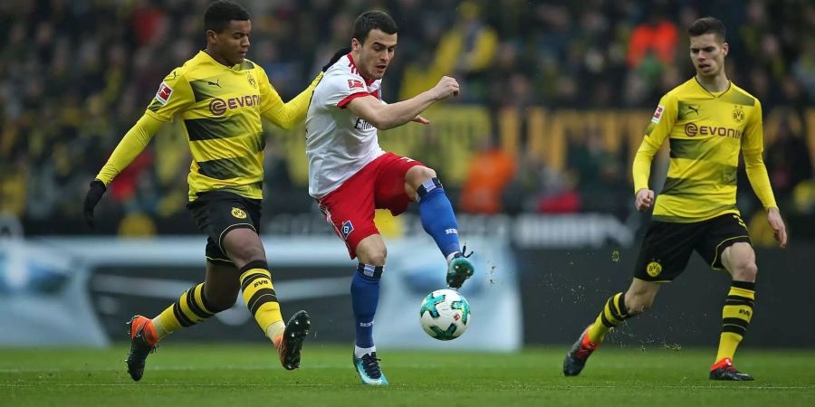 Der Schweizer Manuel Akanji steht bei Borussia Dortmund erstmals in der Startaufstellung.