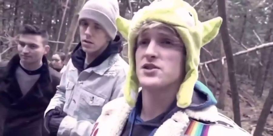 Macht sich aus Suizid einen Spass: Youtube-Star Paul Logan (r.) im Selbstmordwald Japans.