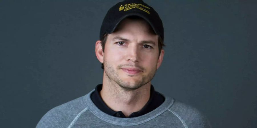 Ashton Kutcher posiert mit Käppli in New York.