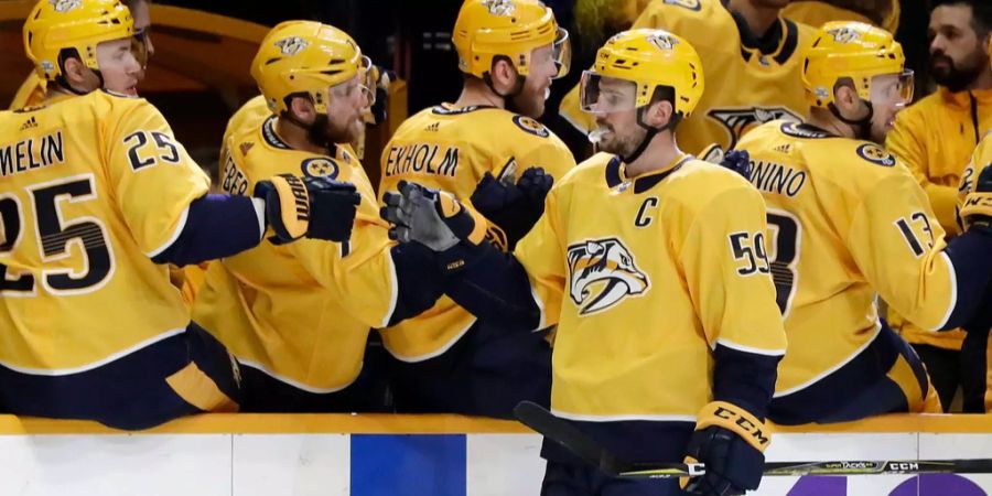 Nashville-Captain Roman Josi klatscht ab.