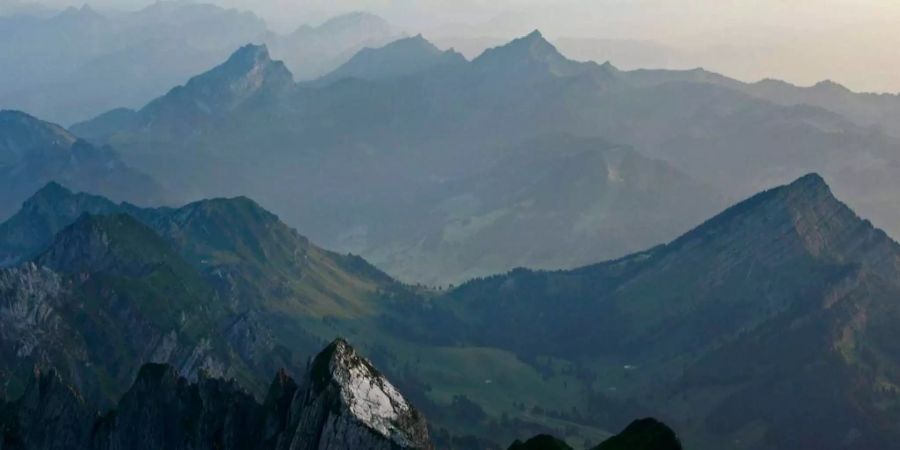 Abendliche Aussicht ab dem Saentis, mit dem Mattstock, Speer und dem Stockberg, von links nach rechts.