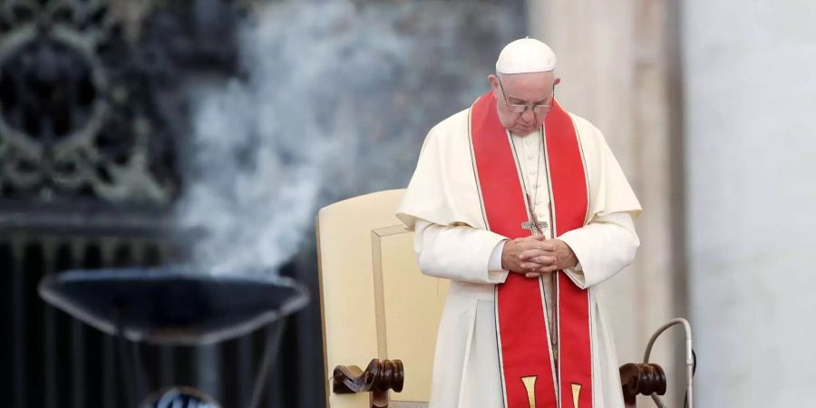 Papst Franziskus betet im Rahmen einer Sonderaudienz mit Ministranten auf dem Petersplatz im Vatikan.