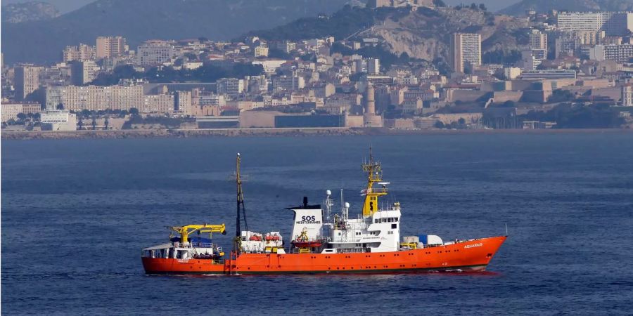 Das Rettungsschiff «Aquarius» der französischen Nichtregierungsorganisation «SOS Mediterranee» verlässt den Hafen von Marseille (Symbolbild).