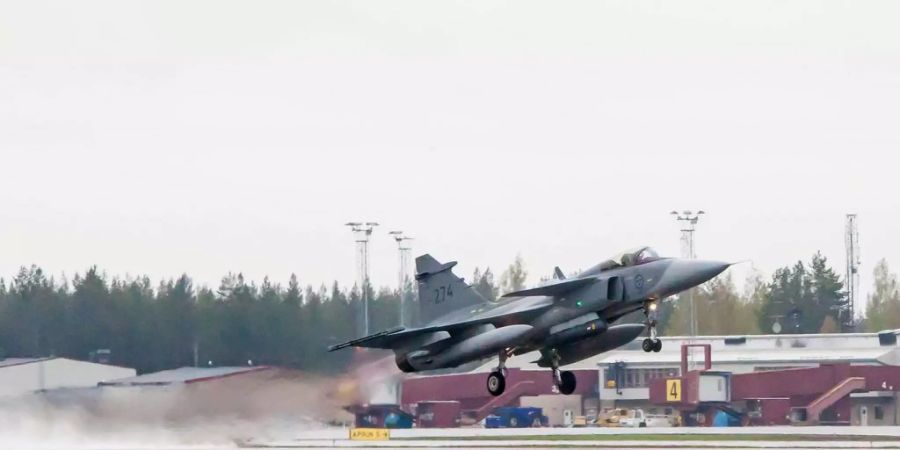 Ein schwedisches Gripen-Kampfflugzeug beim Start.