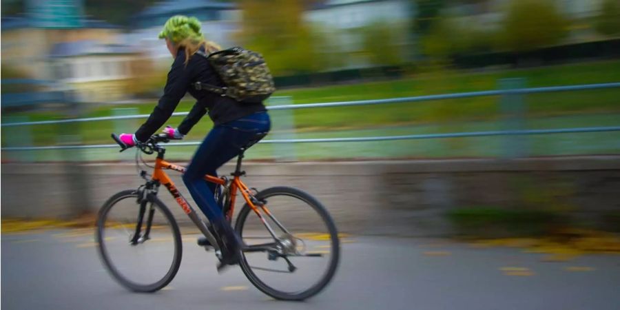 Glück im Unglück: Eine junge Radfahrerin erlitt nach der Kollision mit einem Auto leichte Verletzungen (Symbolbild).