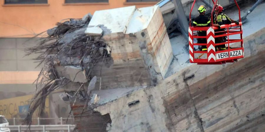 Noch immer wird in den Trümmern der Brücke wird weiter nach Vermissten gesucht.