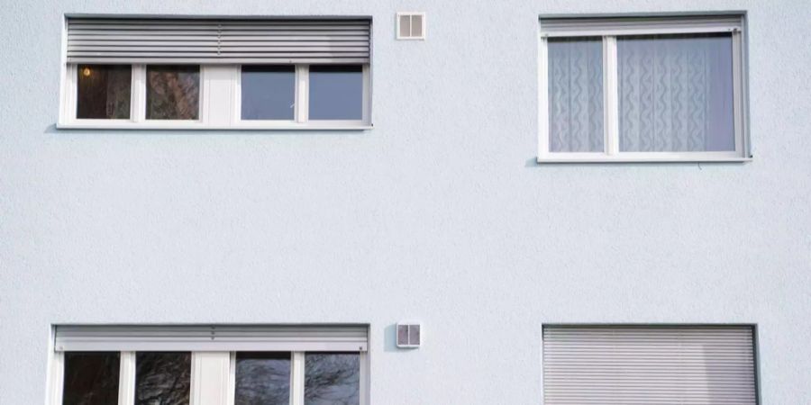 Eine 66-jährige Frau ist in Gorla TI bei Putzarbeiten aus dem Fenster gefallen und wurde schwer verletzt. (Symbolbild)