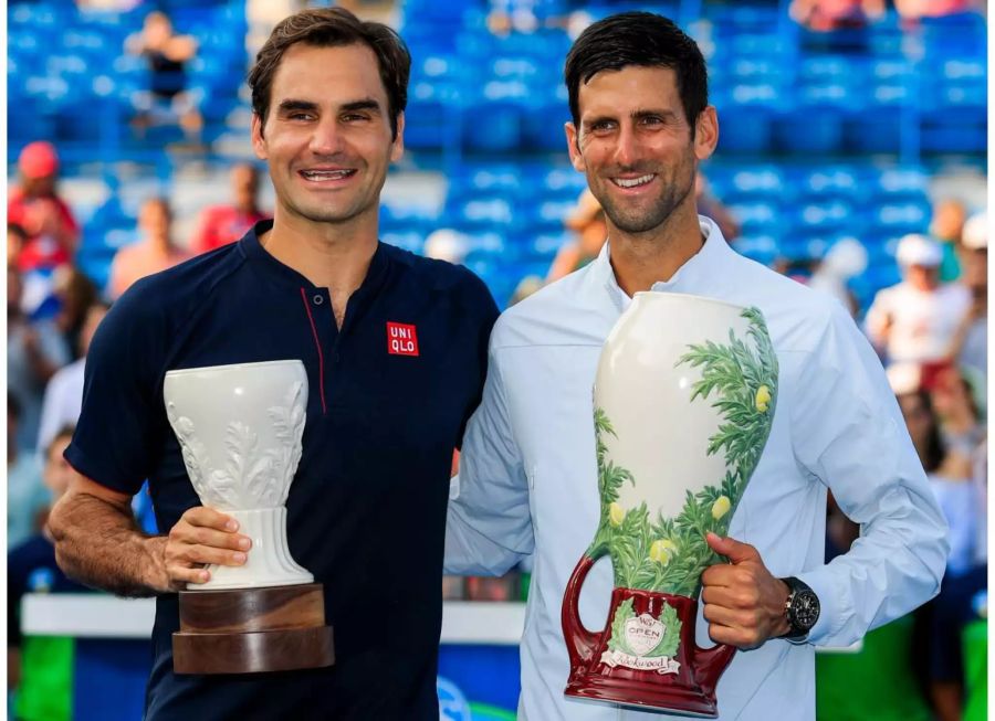 Roger Federer und Novak Djokovic posieren nach dem Final mit ihren Trophäen.