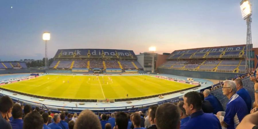 Ein Blick aus den Zuschauerrängen auf die halbleeren Ränge bei einem Heimspiel von Dinamo Zagreb.