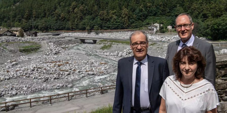 Christian Rathgeb, Regierungsrat des Kantons Graubünden (h.), Anna Giacometti, Gemeindepräsidentin von Bregaglia GR (v.) und Bundesrat Guy Parmelin (l.) bei der Besichtigung des Bergsturzgebietes Bondo GR.