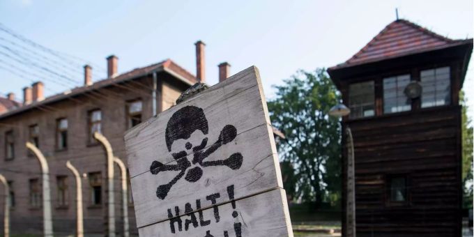 Ein Schild mit der Aufschrift «Halt!» in deutscher und polnischer Sprache steht in der KZ-Gedenkstätte Auschwitz, dem grössten Vernichtungslager der Nationalsozialisten. Ein Schild mit der Aufschrift «Halt!» in deutscher und polnischer Sprache steht in der KZ-Gedenkstätte Auschwitz, dem grössten Vernichtungslager der Nationalsozialisten.