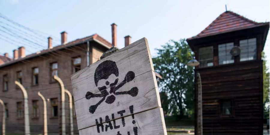 Ein Schild mit der Aufschrift «Halt!» in deutscher und polnischer Sprache steht in der KZ-Gedenkstätte Auschwitz, dem grössten Vernichtungslager der Nationalsozialisten.