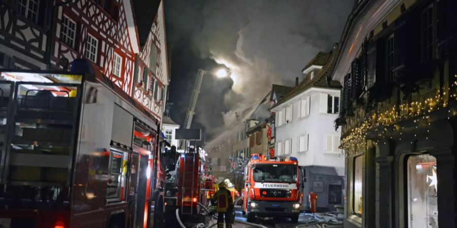 Die Feuerwehr vor Ort beim Brand im thurgauischen Steckborn.