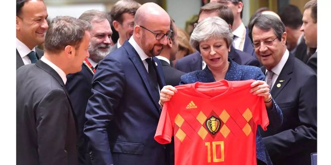 Belgiens Premier Charles Michel schenkte Theresa May ein belgisches Trikot. Belgiens Premier Charles Michel schenkte Theresa May ein belgisches Trikot.