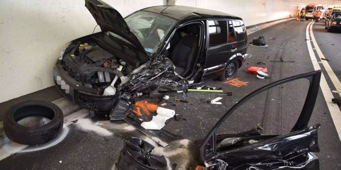 Der Wagen des 35-Jährigen kollidierte mit den beiden entgegenkommenden Wagen. Der Wagen des 35-Jährigen kollidierte mit den beiden entgegenkommenden Wagen.