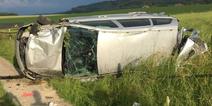 Das Auto kam im angrenzenden Ackerland auf der Seite liegend zum Stillstand. Das Auto kam im angrenzenden Ackerland auf der Seite liegend zum Stillstand.
