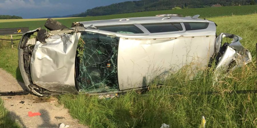 Das Auto kam im angrenzenden Ackerland auf der Seite liegend zum Stillstand.
