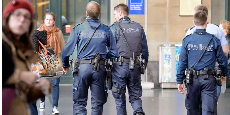 Beamte der Stadtpolizei Zürich am Hauptbahnhof.