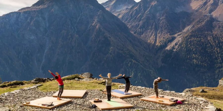 Yogaplattform auf Alp San Romerio in der Valposchiavo, auf 1800 Metern über Meer gelegen.