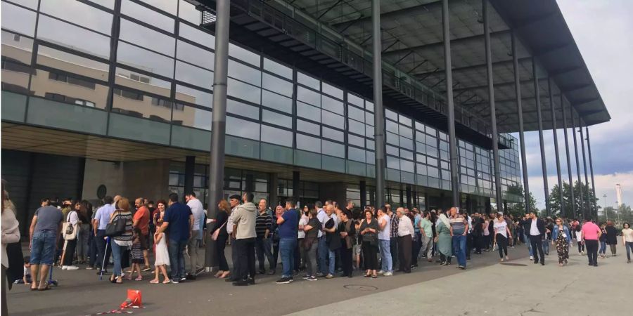 Lange Schlangen vor der Zürcher Messe Halle: Fünf Stunden und mehr stehen die Schweiz-Türken an, um ihre Stimme abgeben zu können.