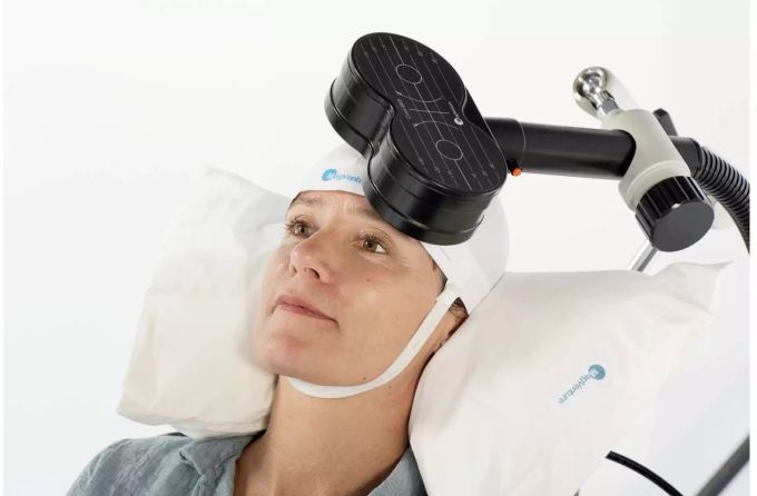 Eine Patientin unterzieht sich einer Behandlung mit magnetischen Impulsen, die ihr Gehirn stimulieren. Bild: MagVenture A/S Eine Patientin unterzieht sich einer Behandlung mit magnetischen Impulsen, die ihr Gehirn stimulieren. Bild: MagVenture A/S