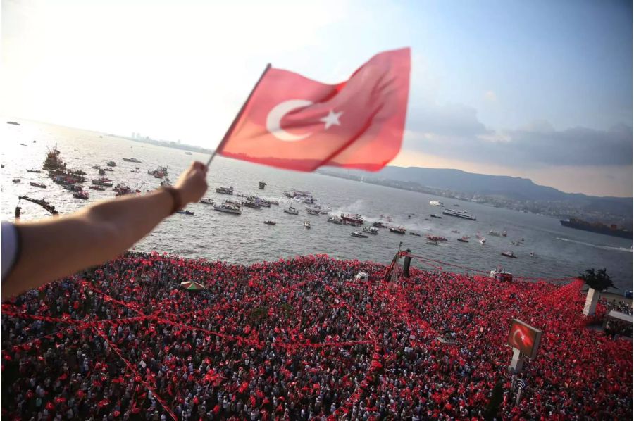 Ein Mann schwenkt eine türkische Flagge über tausenden Teilnehmern einer Wahlkampfveranstaltung von Muharrem Ince, des Präsidentschaftskandidaten der Oppositionspartei CHP.