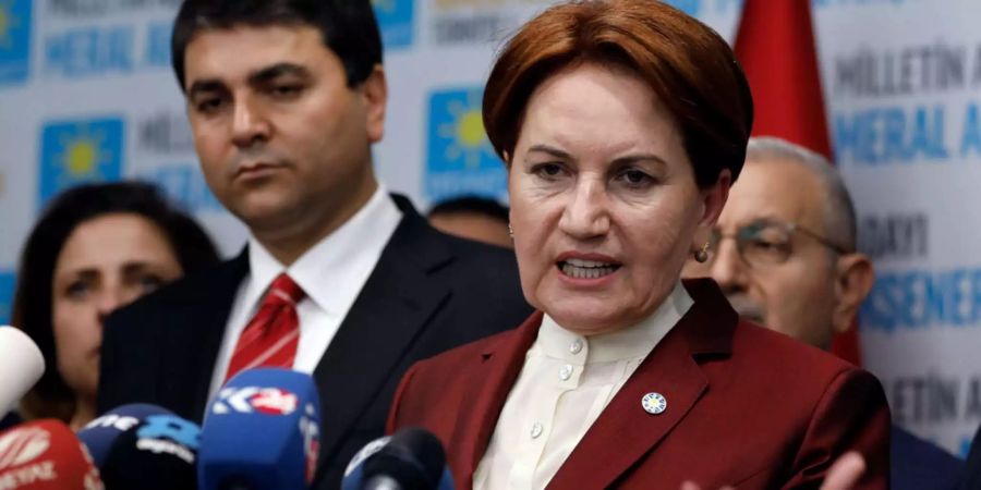 Die ehemalige Präsidentschaftskandidatin und IYI-Parteichefin Meral Aksener spricht zwei Tage vor den türkischen Präsidentschaftswahlen zu den Medien in Ankara.